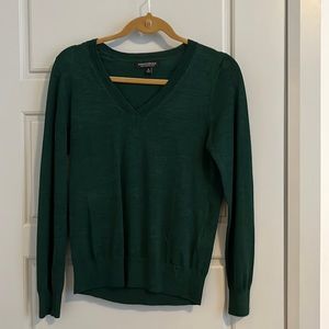 Banana republic hunter green v neck sweater